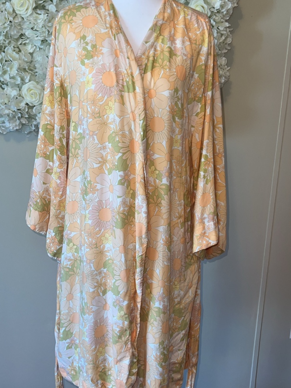 PIYAMA Floral Wrap Duster Robe in Peach, White & Olive Lightweight - Picture 2 of 9